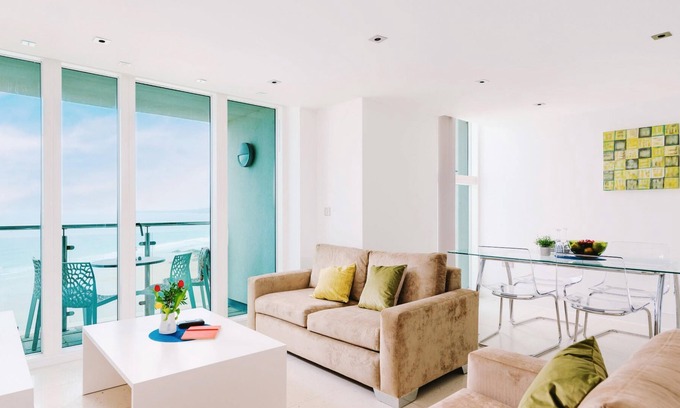 Newquay City Centre Apartment | 21 Rocklands- Fabulous sea views over Tolcarne Beach from private balcony, secure parking