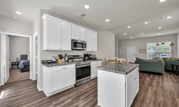 Montgomery House | '22 New Build/3 king beds 1 queen /Close to Lake/free coffee barwifi and parki