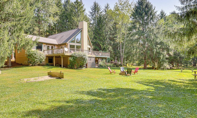 Blissfield House | 23 Mi to Mohican SP: Group-Ready Lodge w/Hot Tub
