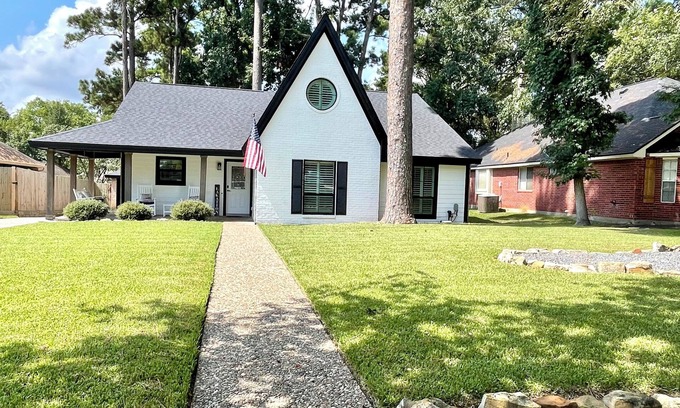 Montgomery Cottage | 2300 Sq Ft, 4/2 ❤️ 2 Minutes From Lake Conroe