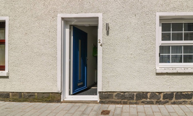 Banff Cottage | 24 BRIDGE STREET, pet friendly, with a garden in Banff