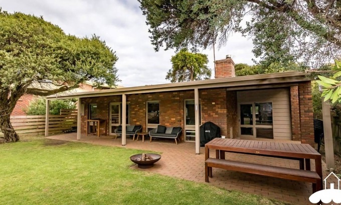 Sandy Point House | 24 Sunshine Rise, Sandy Point