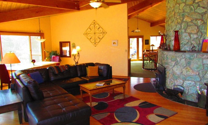 Midpines House | 25 ACRES OF PRIVATE SOLITUDE. Close to Yosemite~Hot Tub
