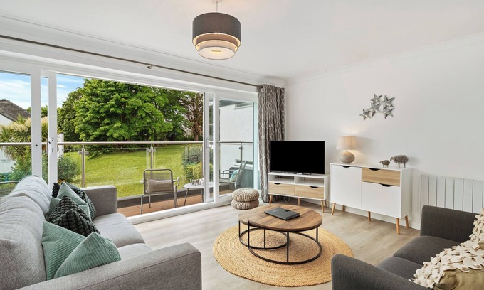 Saundersfoot Apartment | 25 Coedrath Park - Sea Glimpses, Close to Beach