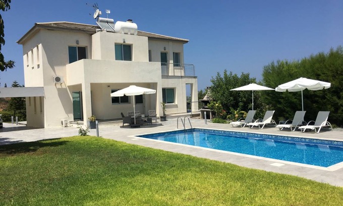 Goudi Villa | 250 m² Villa ∙ 4 bedrooms ∙ 8 guests
