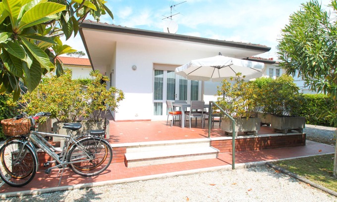 Marina di Pietrasanta Villa | 250 METERS FROM THE SEA, 3 LARGE BEDROOMS, AIR CONDITIONING WIFI, GARDEN