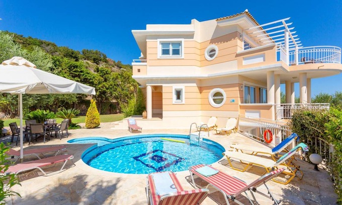 Agia Triada Villa | 255 m² Villa ∙ 5 bedrooms ∙ 12 guests