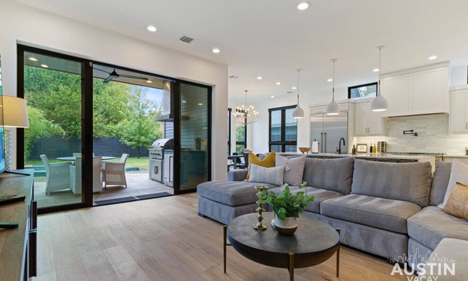 Holly Apartment | 2605 E 4th xxxxxxxxx