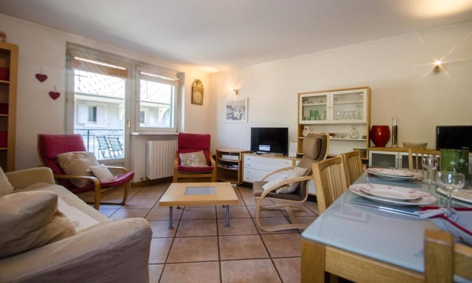 Chamonix City Centre Apartment | 260m from ski slopes, 2nd floor, terrace, parking, tv, 55m², Chamonix