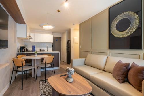 Leuro Apartment | 28 de Julio by Geko