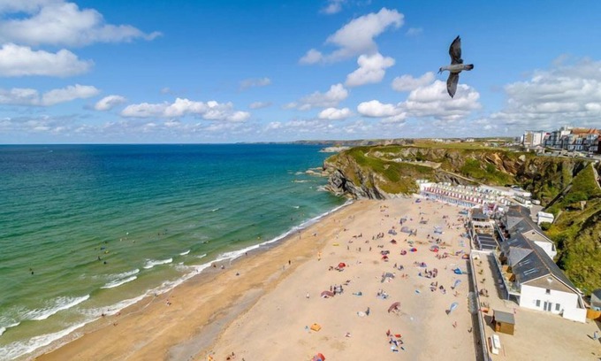 Newquay City Centre Apartment | 28 Rocklands-Modern apartment with fabulous views over Tolcarne beach, town location, secure parking