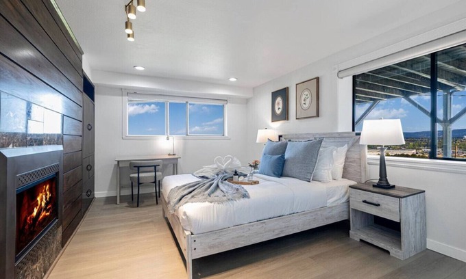 Bryn Mawr-Skyway House | 2b1b Gorgeous Lake View Unit close to Airport