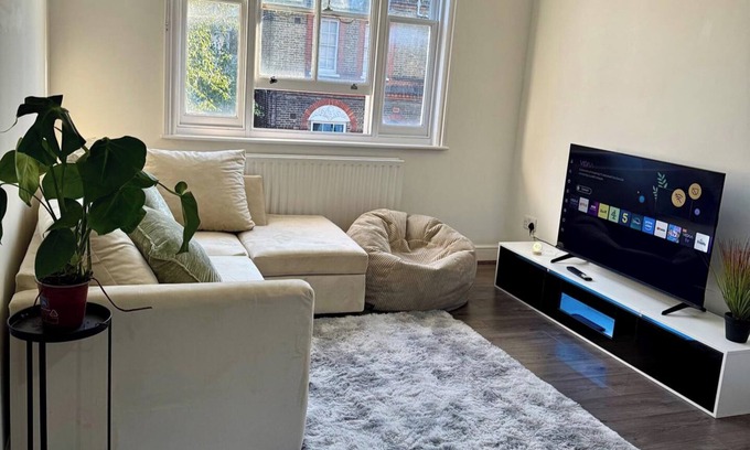 Canonbury Apartment | 2Bed Apartment-Sleeps 4, Pets Ok & Balcony