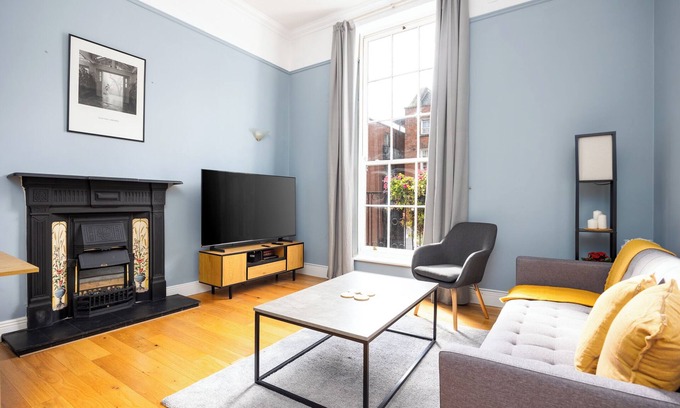 City Centre Dublin Apartment | 2Bed Flat W/Private Balcony & Fireplace