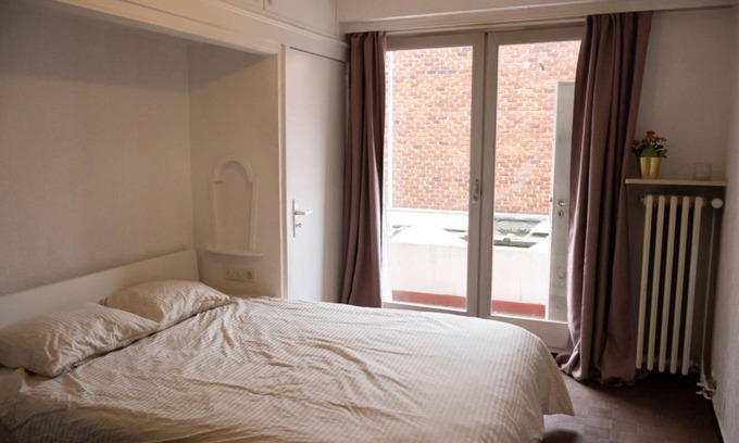 Muinkparkwijk Apartment | 2BR+1LR Apt, Only 15-Mins to Gravensteen Castle