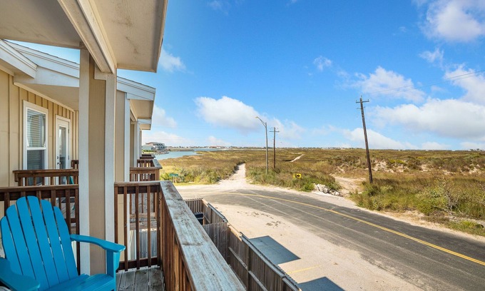 Corpus Christi House | 2BR/3B, Clean, Family Friendly, Pool, Walk to Beach. Weekly/Monthly Discounts.