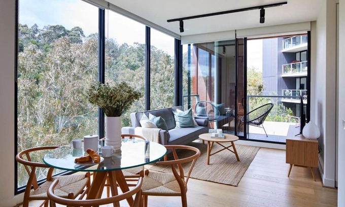 Abbotsford Apartment | 2BR Apt With Yarra River Views & Parking