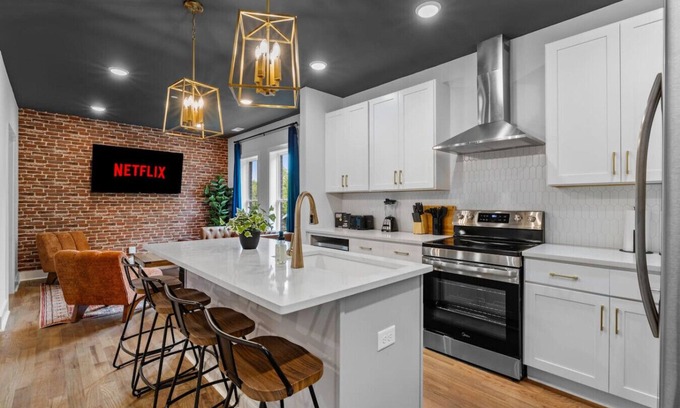 Talbot's Corner Apartment | 2BR Bachelor Pad, Full Kitchen & Bath - Sleeps 9!