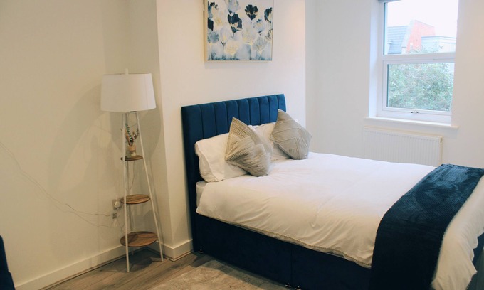 Woodthorpe Apartment | 2BR City Centre Flat - Sleeps 7 - Parking - Near Arena