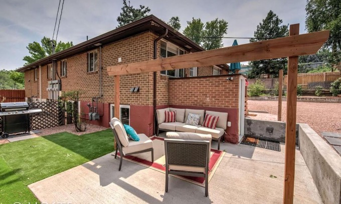 Broadmoor House | 2BR Comfy condo & cute patio Broadmoor area