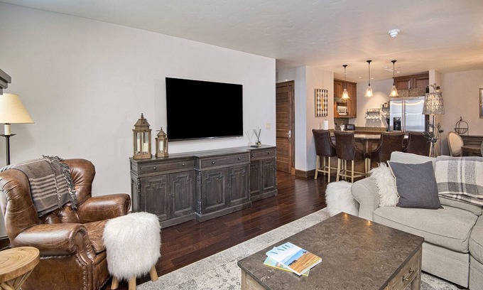 Avon Condo | 2BR Condo w/AC, Pool, Hot Tub, Free Ski Shuttle to Vail & BC