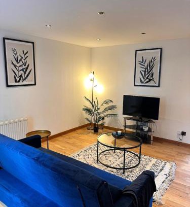 East End Apartment | 2BR Flat Free Parking Near Glasgow Green