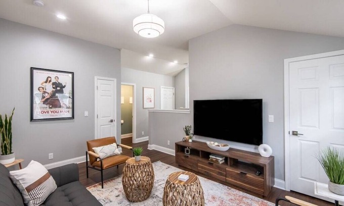 Lower East Side Apartment | 2BR Modern Luxe Unit, Prime East Side Location