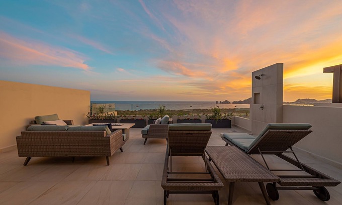 El Tezal Apartment | 2BR Penthouse with Private Rooftop & Seaview & Pool
