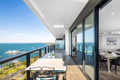 Geelong Apartment | 2BR Penthouse with Bay Views by Short & Long Stays
