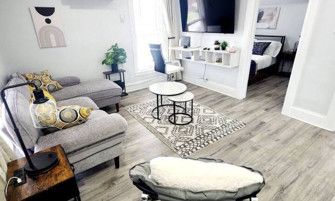 Walkerville Apartment | 2BR Windsor Condo Free Parking Border Access