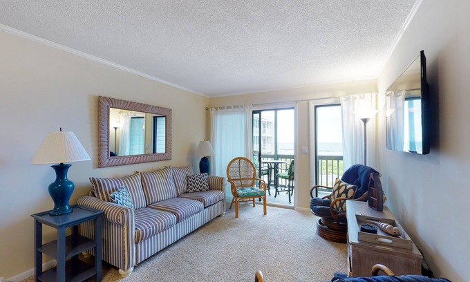 Atlantic Beach Condo | 2nd-Floor Condo in Oceanfront Location w/WiFi, Screened-In Balcony, Shared Pool