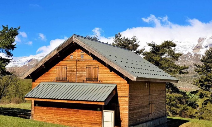 La Joue du Loup Apartment | 2nd floor, view mountain, balcony, parking, tv, ski locker, 36m², La Joue du Loup