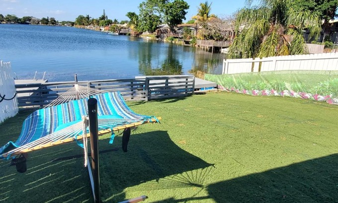 Hollywood House | 3/2 Lake House - Water Activities And Docking Area 2