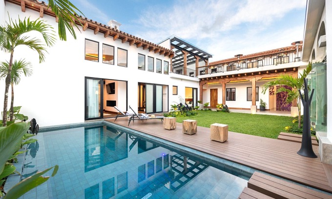 Antigua Guatemala House | 3.5 Blocks from Central Park, Heated Pool and 7 bedrooms 9 bathrooms, AC and Gym