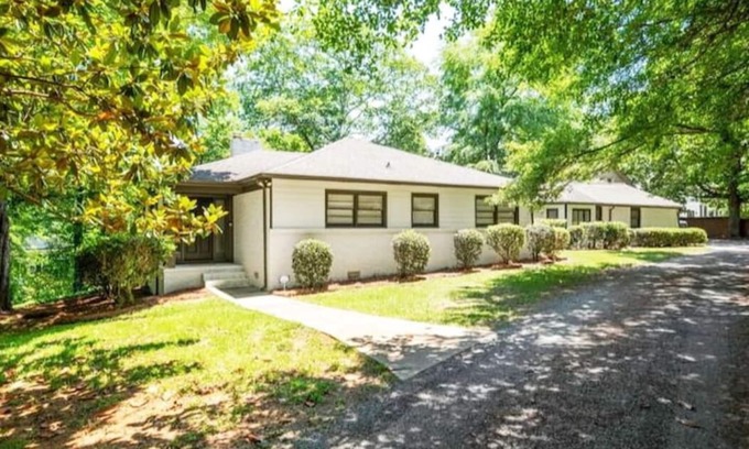 Sardis Forest House | 3,700 sqft-Luxe/Private Villa style Ranch in South CLT with King en Suite!