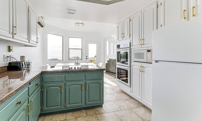 Smith River Cottage | 3-acre Property: Beachfront Home in Smith River!