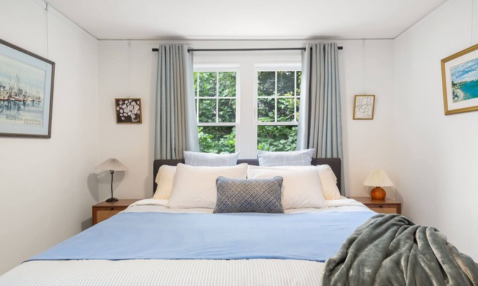 Stevens Apartment | 3 bd Montlake OASIS w/2 Private Parking Spots Near UW/Lake WA + AC