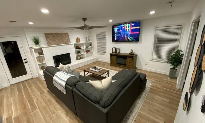 Bedford House | 3 bdrm 2 bath with access to pool& patio.