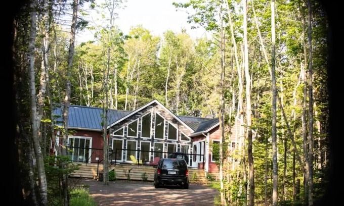 Park Corner Cottage | 3 bdrm executive cottage with private beach access