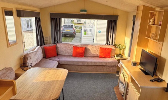 Rhyl Ski Chalet | 3 Bed Caravan, 8 Berth, Pet Friendly, Parking