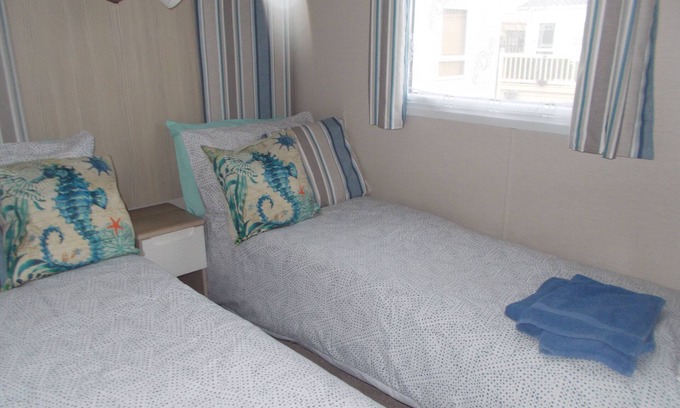 St George Ski Chalet | 3 Bed Caravan - Sleeps 8 - Wifi - Parking