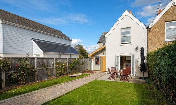 Freshwater House | 3 bed cottage close to Freshwater Bay (5 min walk) with fully enclosed garden.