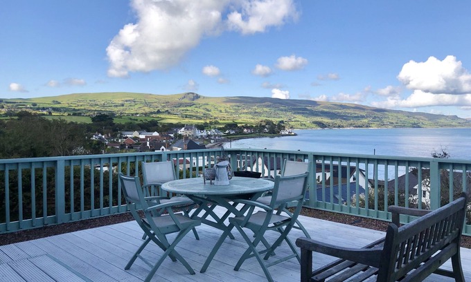 Ballygally House | 3 Bed Cottage - Sleeps 6 - Pets - Garden - Parking