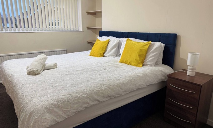 Oadby House | 3 Bed House - Sleeps 6 - Parking - Wifi