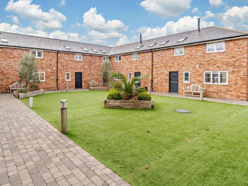 Newport House | 3 Bed in Newport 90246