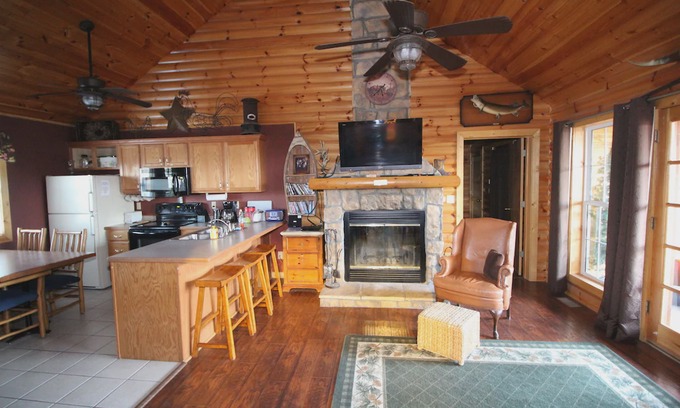 Notch Estates Cabin | 3 bed Log Cabin, w/2 Jacuzzi, 1 mi to SDC, 2 pools, nature trails private lake