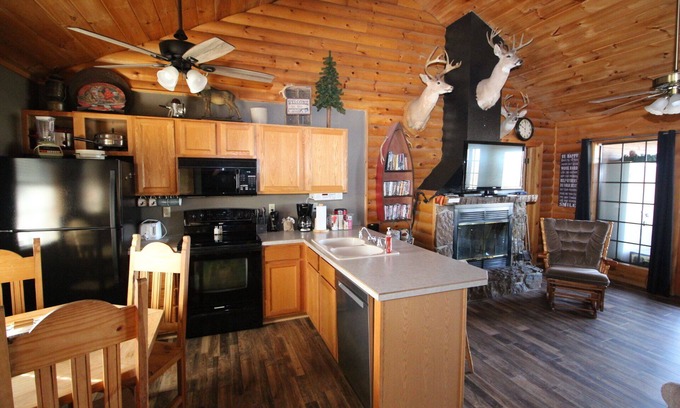 Notch Estates Cabin | 3 bed Log Cabin, w/2 Jacuzzi, 1 mi to SDC, 2 pools, nature trails, private lake