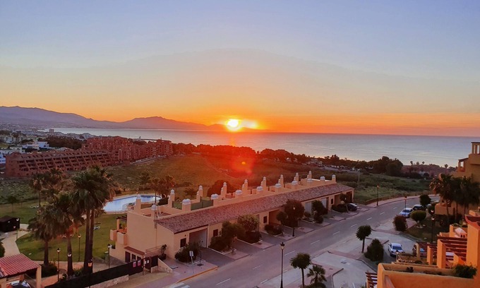Puerto de la Duquesa Apartment | 3 Bed Penthouse - Sleeps 8 - Pool - Sea View