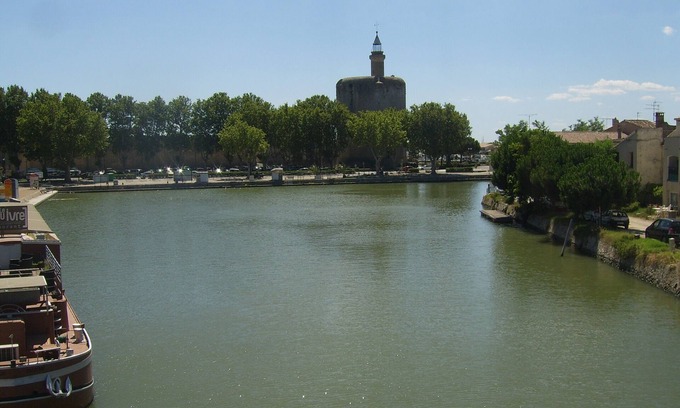 Aigues-Mortes Medieval City Apartment | 3 BED SECURE APARTMENT OVERLOOKING CANAL AND 5 MINUTE WALK TO MEDIEVAL CASTLE