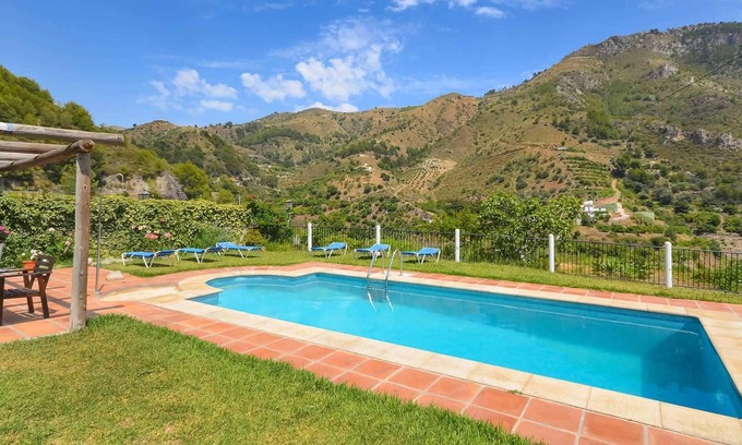 Nerja Villa | 3 bed villa w/ air con, pool & build in BBQ